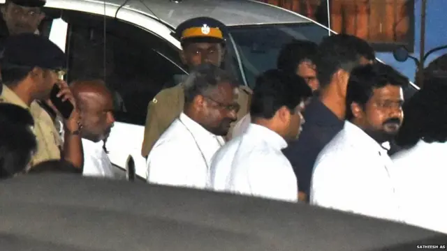 પોલીસની પૂછપરછ બાદ પાછા ફરી રહેલા આરોપી બિશપ ફ્રેન્કો મુલક્કલ