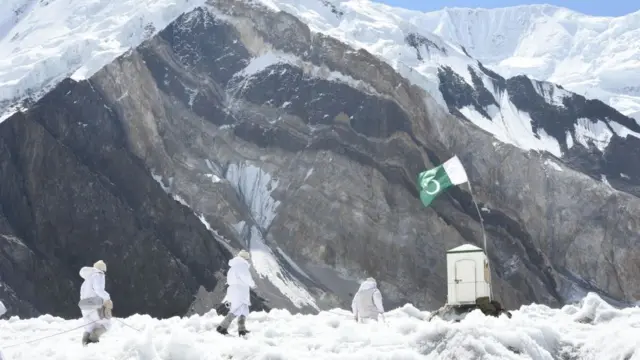 సియాచిన్‌ మీద పట్టుకోసం భారత్‌-పాకిస్తాన్‌లు దశాబ్దాలుగా ఘర్షణ పడుతున్నాయి