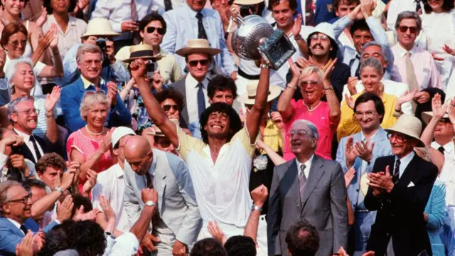 Yannick Noah fue el último campeón local del Abierto Francés. Aquí celebra su triunfo en 1983.