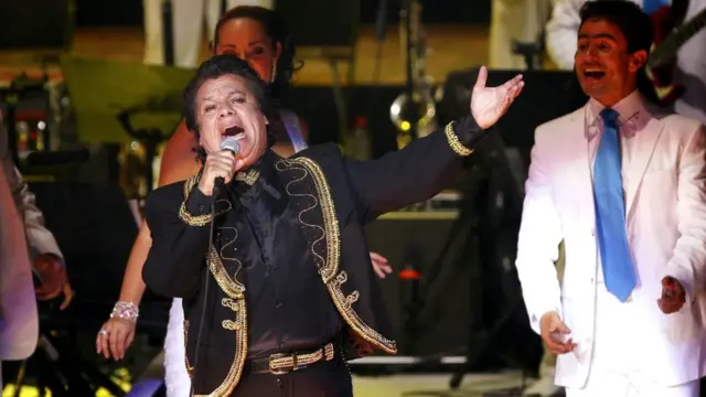 Juan Gabriel cantando