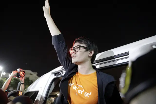 รังสิมันต์ โรม ชูสามนิ้ว