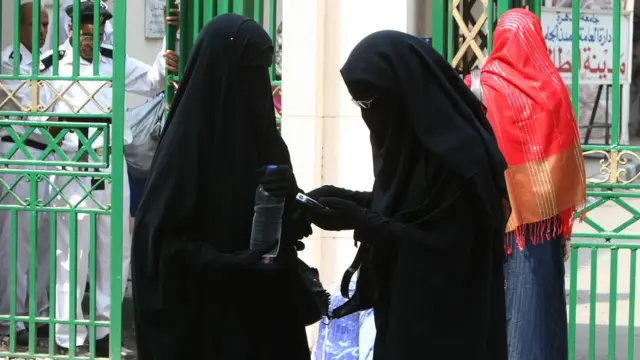 سيدتان متقبتان في الجامعة