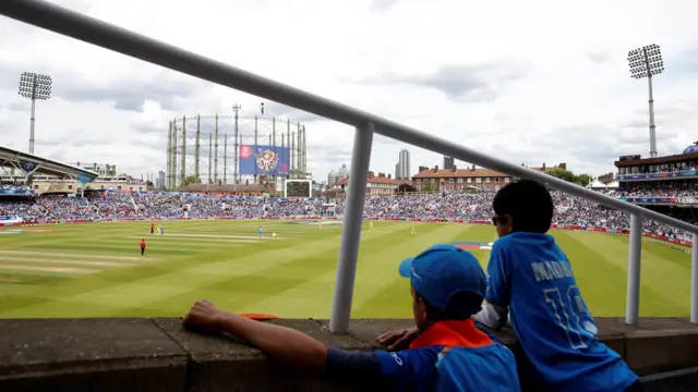 क्रिकेट मैच देखते बच्चे