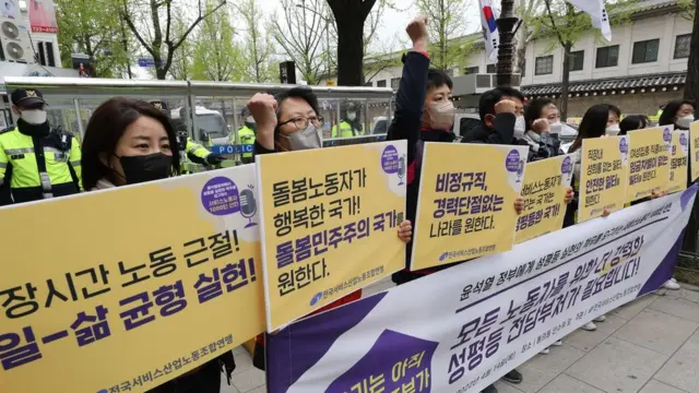 전국서비스산업노동조합연맹 관계자들이 지난해 4월 14일 서울 종로구 통의동 대통령직인수위원회 앞에서 열린 전국서비스산업노동조합연맹 &#x27;윤석열 정부에게 성평등 실현의 책무를 요구하는 서비스노동자 1000인 선언&#x27; 기자회견에서 더 강력한 성평등 전담부처의 필요성을 강조하며 구호를 외치고 있다