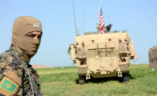 Suriye'nin kuzeyinde ABD ordusunun zırhlı araçları ile YPG - YPJ savaşçıları yan yana