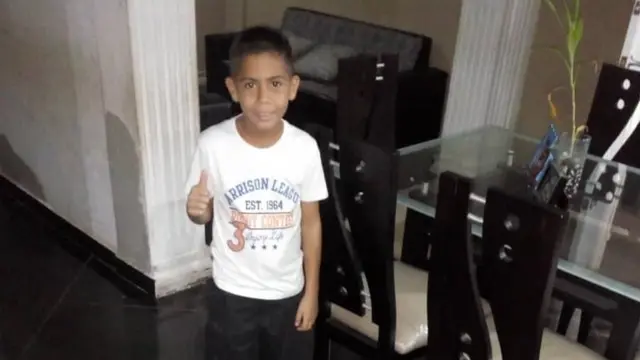 Brayan posando para una foto en su casa