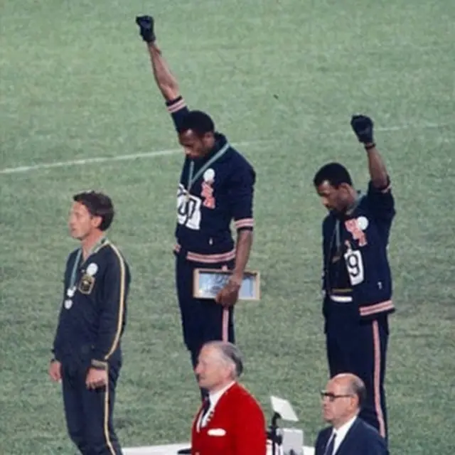 Foto de Peter Norman y sus compañeros en el podio.