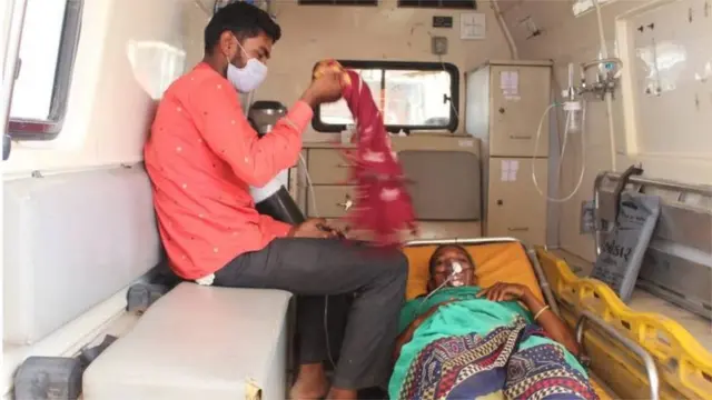 કોરોના સંક્રમિત દર્દીને એમ્બ્યુલન્સમાં ઓક્સિજન અપાઈ રહ્યો છે