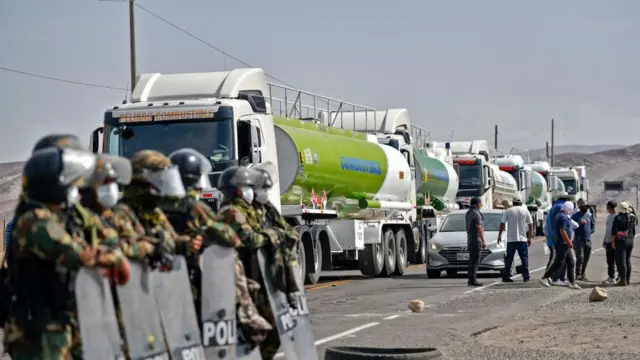 Polícia de choque em guarda durante bloqueio de caminhões na Rodovia Panamericana do Sul nos arredores de Arequipa, no Peru, durante protesto contra aumento do combustível em março de 2021