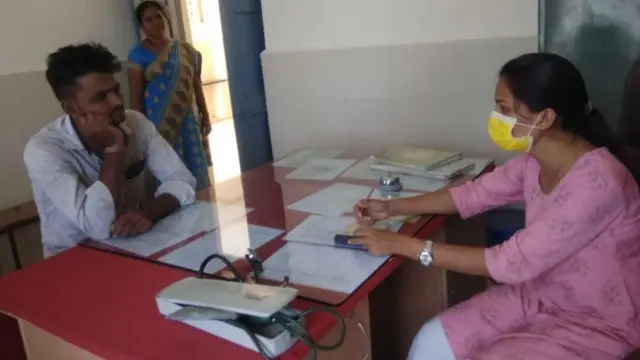 सुचिता पेशंटची तपासणी करताना.