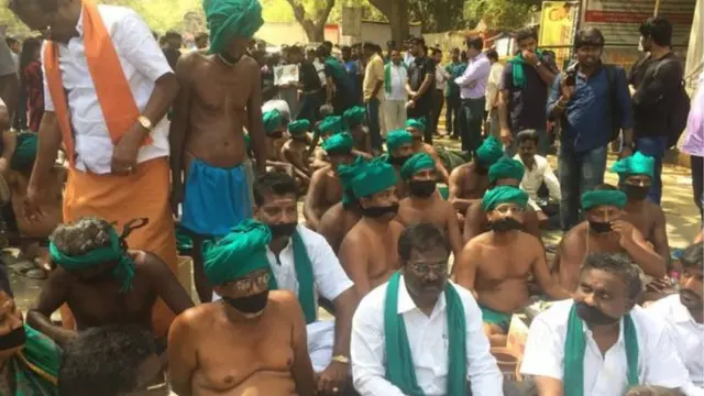 வாயில் கறுப்புத் துணி கட்டி போராட்டம்