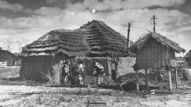 Kafin sarki Meiji ya tura mutane su cika tsibirin, asalion mutanen da ke zaune a Hokkaido kabilar Ainu ne
