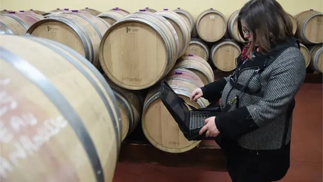 Митний офіцер перевіряє вино у Франції