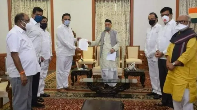 राज्यपालांची भेट घेताना महाविकास आघाडीचे नेते