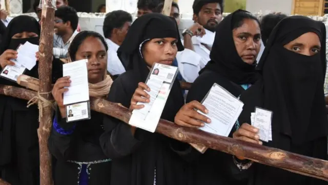 కోవూరులో ఓటర్లు