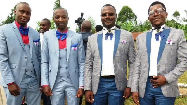 Bwana Edward Asiimwe wa 2-(kushoto) na Bwana Amos Besigye wa 2 (kulia) wakiwa pamoja na wakiwa pamoja na wasindikizaji wao wakati wa sherehe ya kutoa mahali