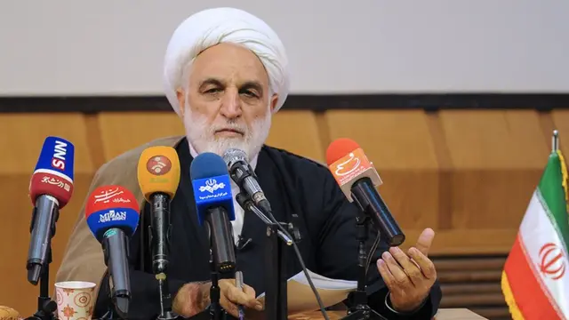 غلامحسین محسنی اژه‌ای، سخنگوی قوه قضاییه ایران، محمود احمدی نژاد را به "لاتی از چشم افتاده" تشبیه کرده است