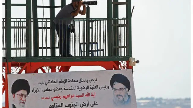 أحد أفراد حزب الله ينظر من خلال نظارة معظمة