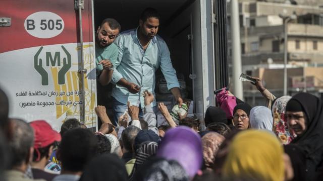 مجموعة من المستهلكين المصريين أمام منفذ لبيع البضائع