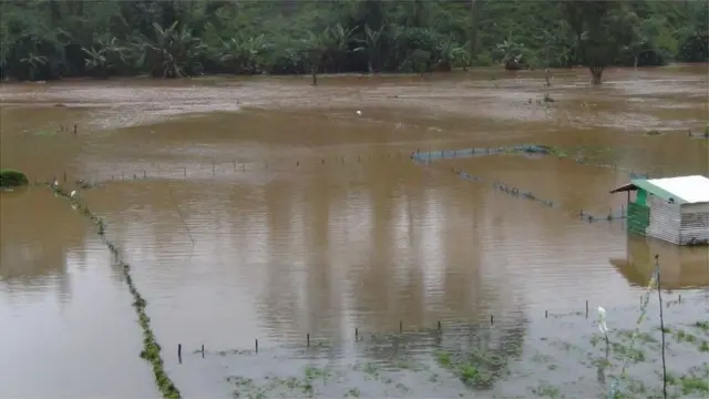 இலங்கை மலையகத்தில் கனமழையின் கோரதாண்டவம் (புகைப்படத் தொகுப்பு)