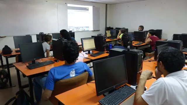 Estudiantes en un salón de la UCV