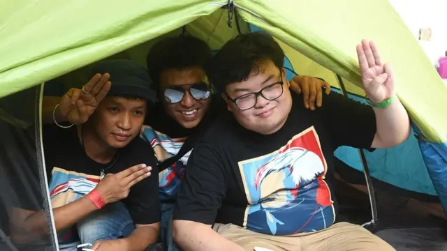 นักกิจกรรมอยู่ในเต็นท์