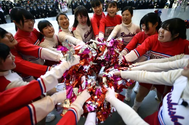 مشجعات يحتفلن بموسم استقطاب عاملين جدد في مدينة طوكيو، وحضر الفعالية خريجو مختلف الكليات المهنية في اليابان للتسلح بالحماس في مشوار البحث عن وظيفة جديدة.