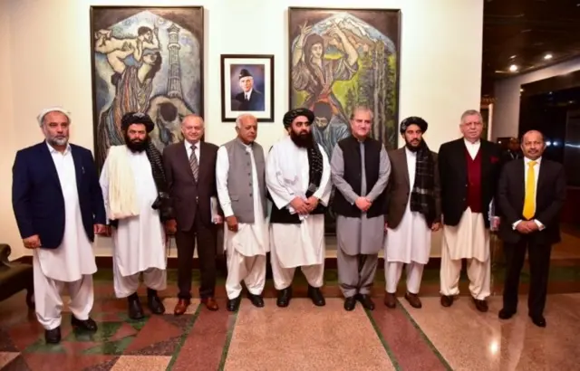 अफ़ग़ानिस्तान के एक मंत्रिमंडल के साथ शाह महमूद क़ुरैशी (फ़ाइल फ़ोटो)