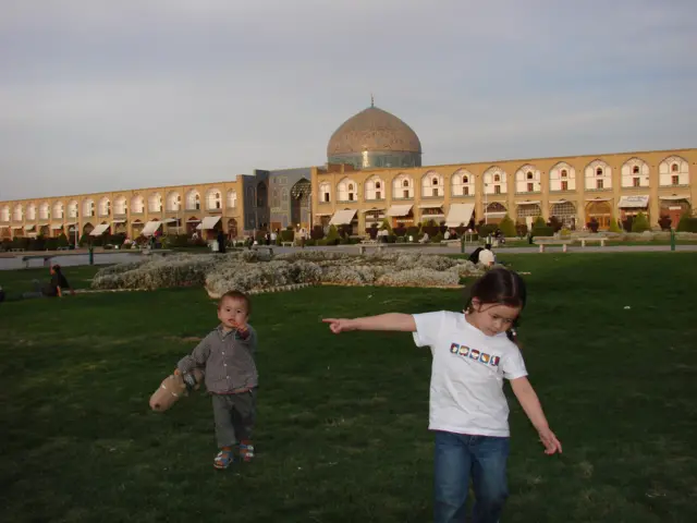 Мики О Коннел ва опаси болалигида Эронда тушган сурати