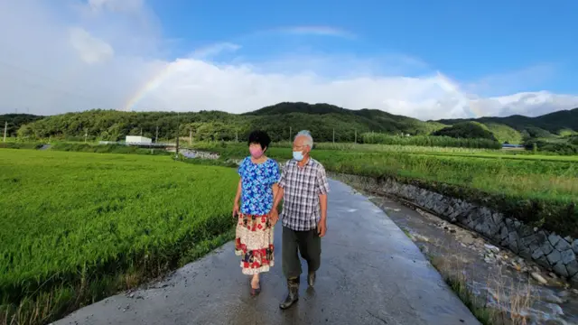 태풍이 지나간 후 경남 도북마을에서 일곱 빛깔의 무지개가 떴다