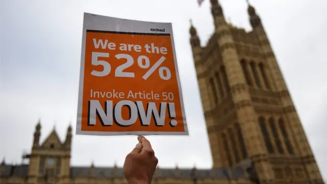 В понедельник сторонники Брексита устроили демонстрацию перед зданием Парламента, требуя не допустить повторного референдума