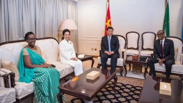 Prezida Paul Kagame ari kumwe na mugenzi we w'Ubushinwa Xi Jinping mu Rwanda, bari kumwe n'abapfasoni babo
