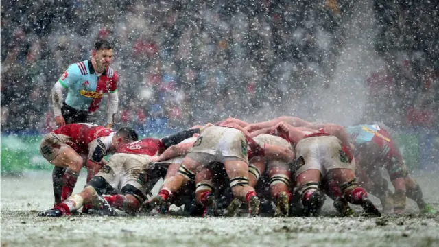 Регбисты в снегу.