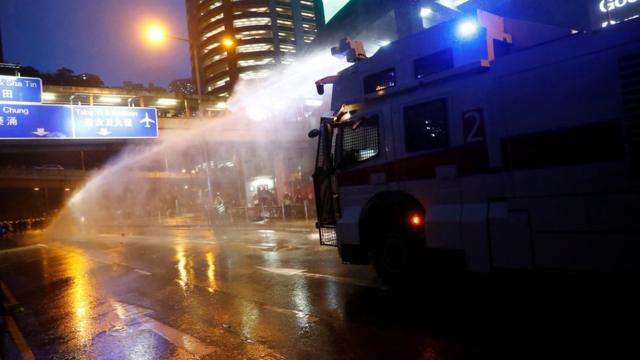 过去周末的警民冲突中，香港警察首次利用水炮车驱散示威者。