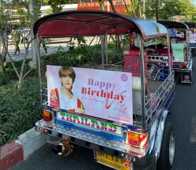 ป้ายโฆษณาที่ติดด้านหลังรถตุ๊กตุ๊ก