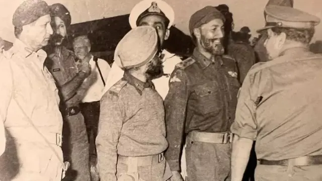 జనరల్ నియాజీ(ఎడమవైపు చివర), జనరల్ షాబేగ్ సింగ్(మధ్యలో), జనరల్ జాకబ్(కుడివైపు చివర)