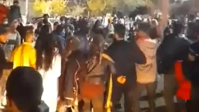 حشد من الناس يحتفلون بخسارة المنتخب الوطني الإيراني لكرة القدم بالرقص على أنغام الموسيقى في مدينة سانانداج شمال غربي البلاد