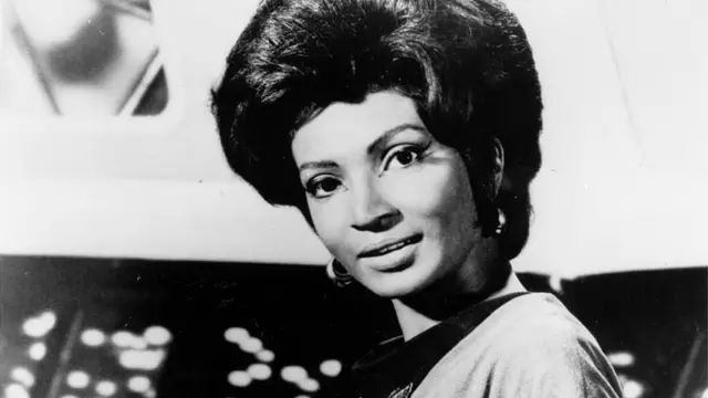 Черно-белая фотография женщины с пышной прической