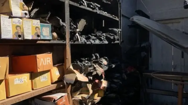 రోవాలో కాలిపోయిన ఒక షాపు