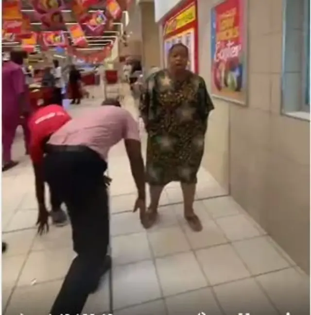 Awọn osisẹ ShopRite n bẹ Toyin Adegbola