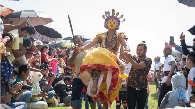 ललितपुरको खोकनामा दशैँको सट्टा पाँच दिन मौलिक सिकाली जात्रा मनाइन्छ। उक्त जात्रामा देवी सिकालीको आराधना गरिन्छ तथा विभिन्न देवदेवीको भेषमा नृत्य गरिन्छ