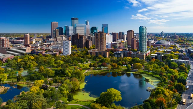 Parque con un lago en Mineápolis