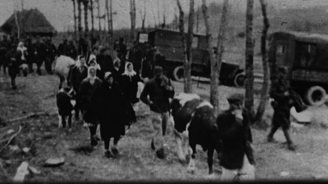 Репродукція фото, на якому зображено виселення поляками українського населення під час операції "Вісла", що зберігається в архіві СБУ.