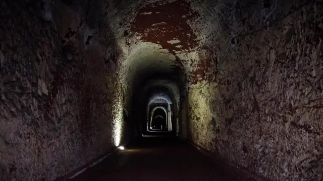 1号隧道的通风管已被移除，显露出它完整的高度。隧道空间很大，装下一辆双层巴士都绰绰有余（图片来源： William Park）