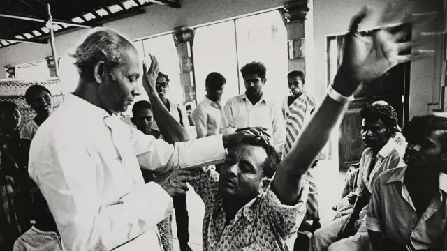 Ritual de exorcismo no Sri Lanka