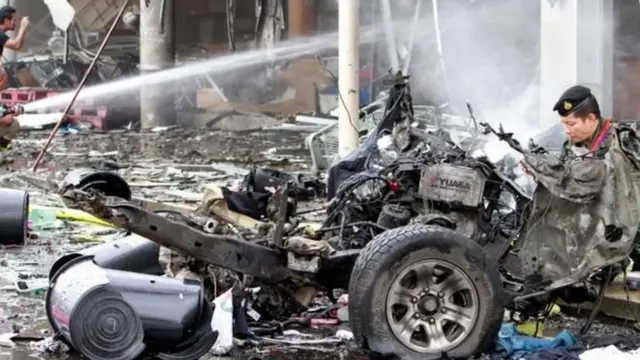 ซากความเสียหายจากแรงระเบิดหน้าศูนย์การค้าบิ๊กซีในเมืองปัตตานี