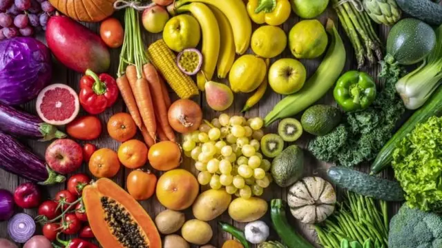 பல வண்ணங்களில், வேறுபட்ட உணவுகளை உட்கொள்வது எந்த ஒரு சத்தின் குறைபாடும் உடலில் ஏற்படாமல் இருக்க உதவும்.