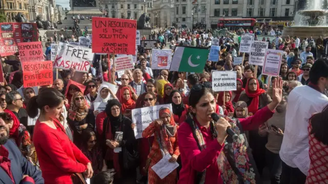 লন্ডনের ট্রাফালগার স্কোয়ারে কাশ্মীরিদের বিক্ষোভ (১৫ই অগাস্ট)