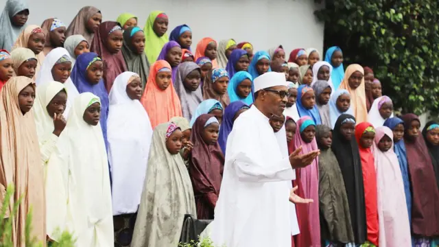 President Buhari with di Dapchi school girls