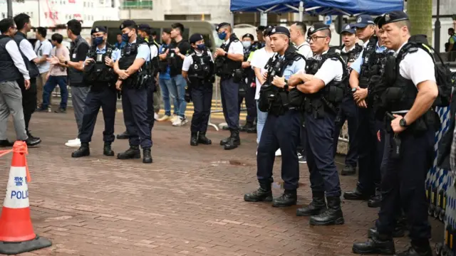 大批身穿防刺背心警员在中国香港特区西九龙裁判法院门外戒备（25/6/2024）